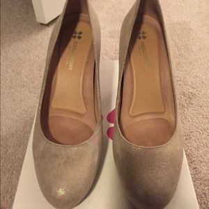 Naturalized Taupe/Gold Pumps